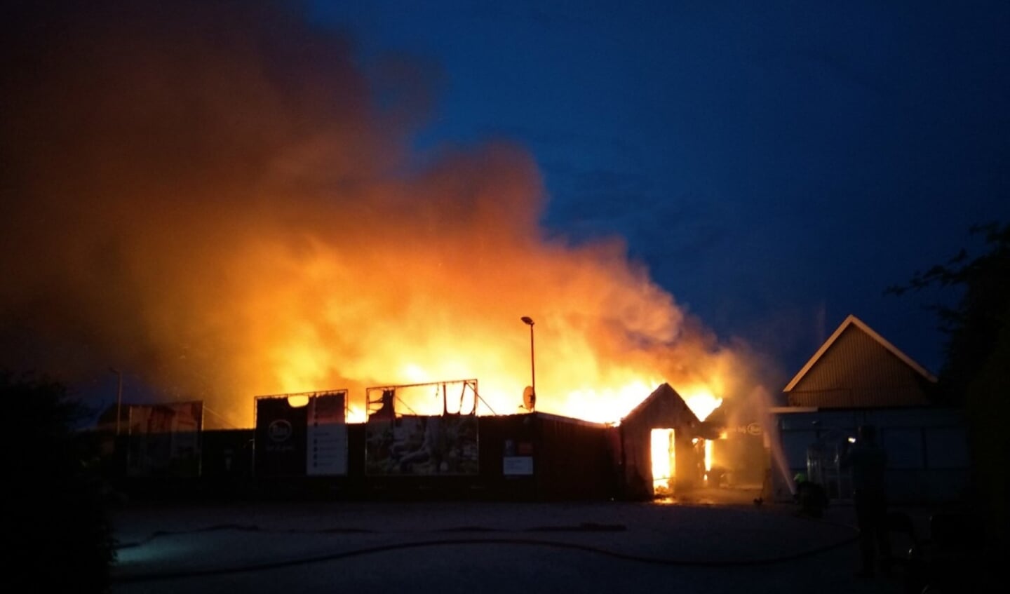 • Grote uitslaande brand bij Bas van Zessen in Brandwijk.