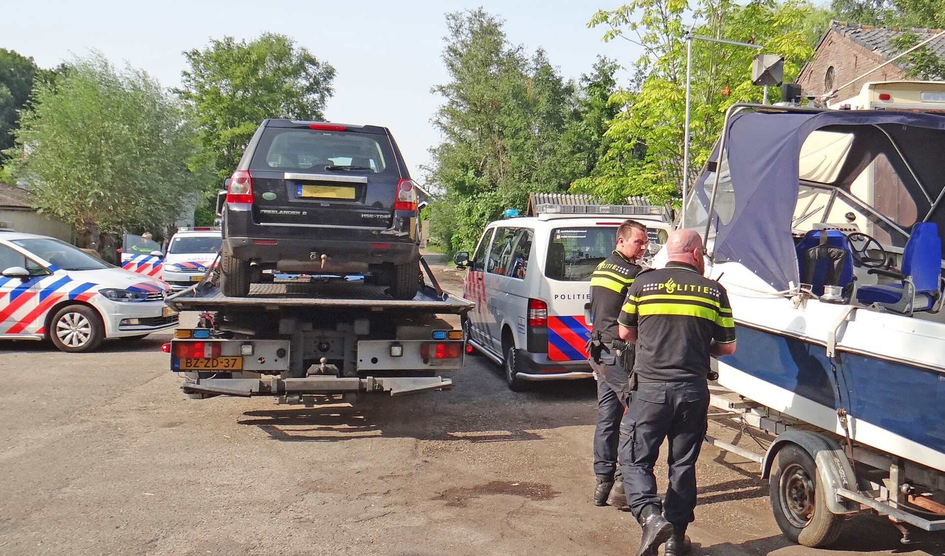• Bij de inval in Krimpen aan de Lek werden een auto en speedboot in beslag genomen. 