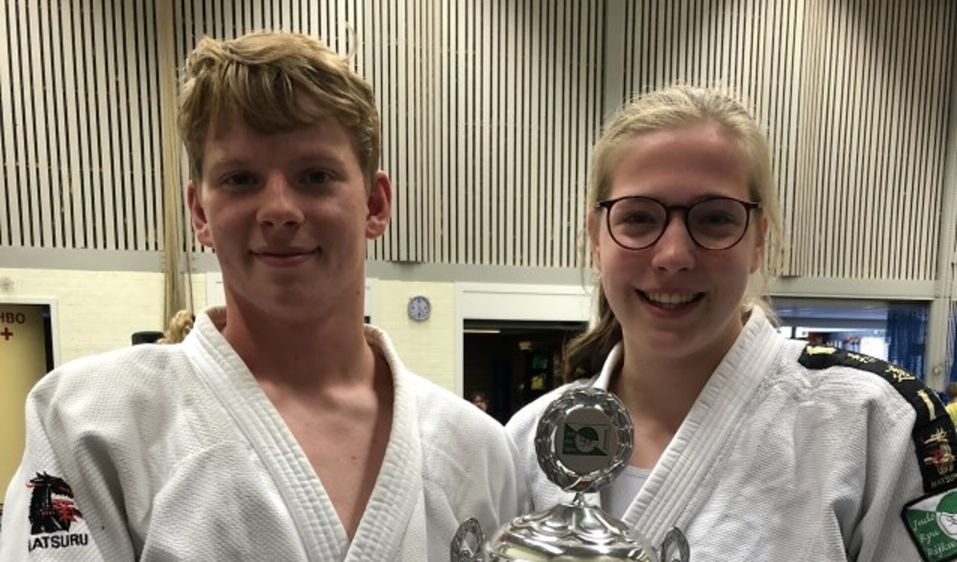 Robbe Stout (l) en Josefien Poos met de Judoka van het Jaar-wisselbeker van Judo Ryu Rijkse. (Foto: Sandra Poos)