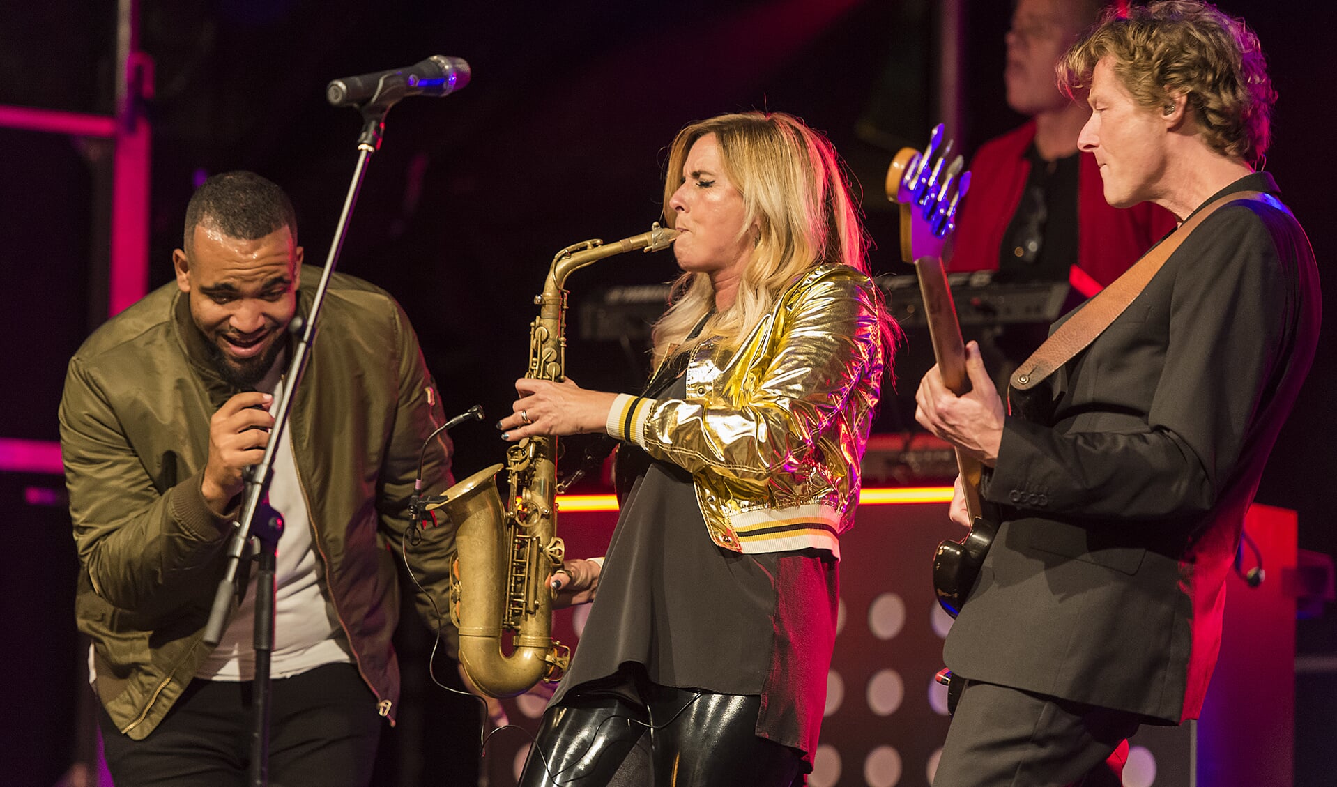 • Krimpen Presents haalde de afgelopen jaren bekende artiesten, zoals saxofoniste Candy Dulfer, naar Krimpen aan den IJssel. 