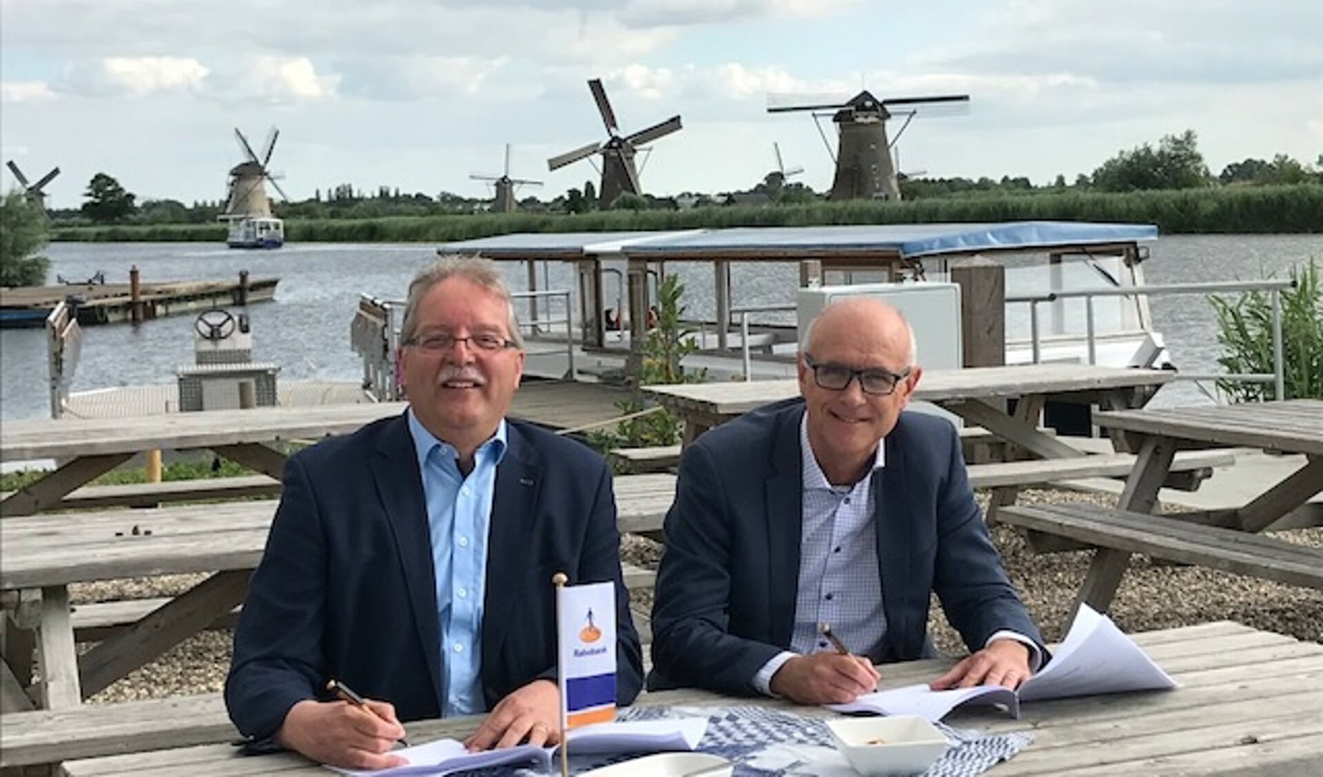 • Cees van der Vlist (links) en Martijn Spijk tijdens de ondertekening.