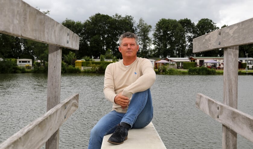 • Hans Kramer, met achter zich het water van De Put.
