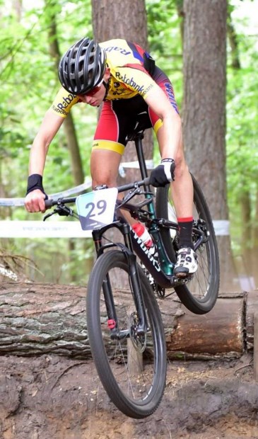 • Jesse Bikker in actie in de Apeldoornse bossen.