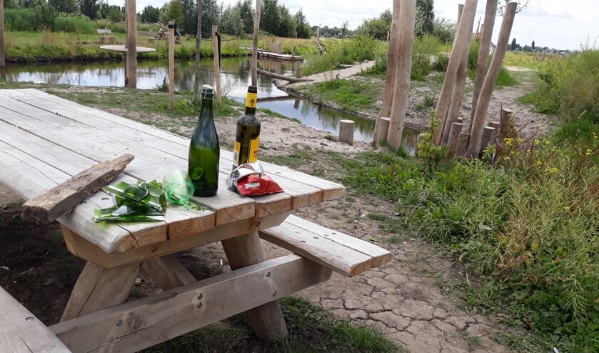• Zwerfvuil, waaronder glasscherven, bij het speeleiland.