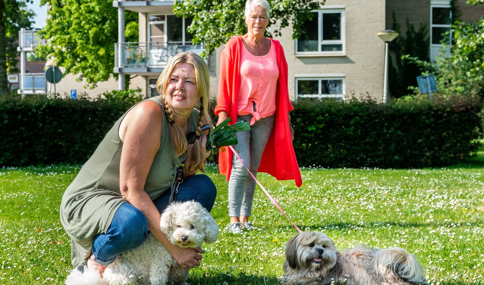 • Jolanda Suur (l) samen met haar buurvrouw Emmy Guijt en honden.