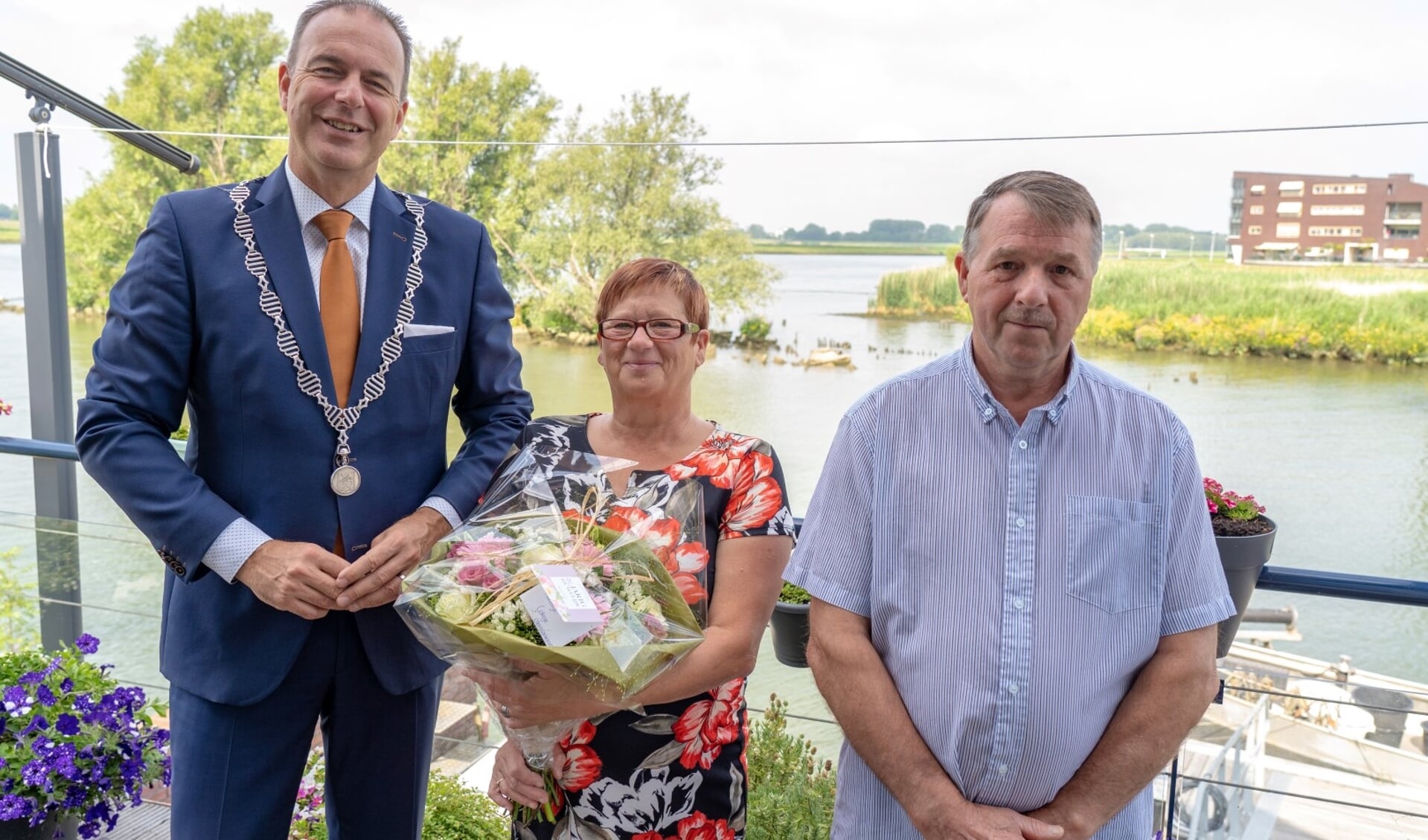 • Burgemeester Paans met Nico en Ria Fiole.