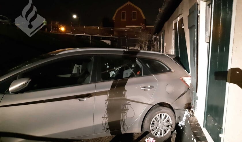 • De geparkeerde auto rolde van de dijk af en kwam tot stilstand tegen de voorgevel van een woning.