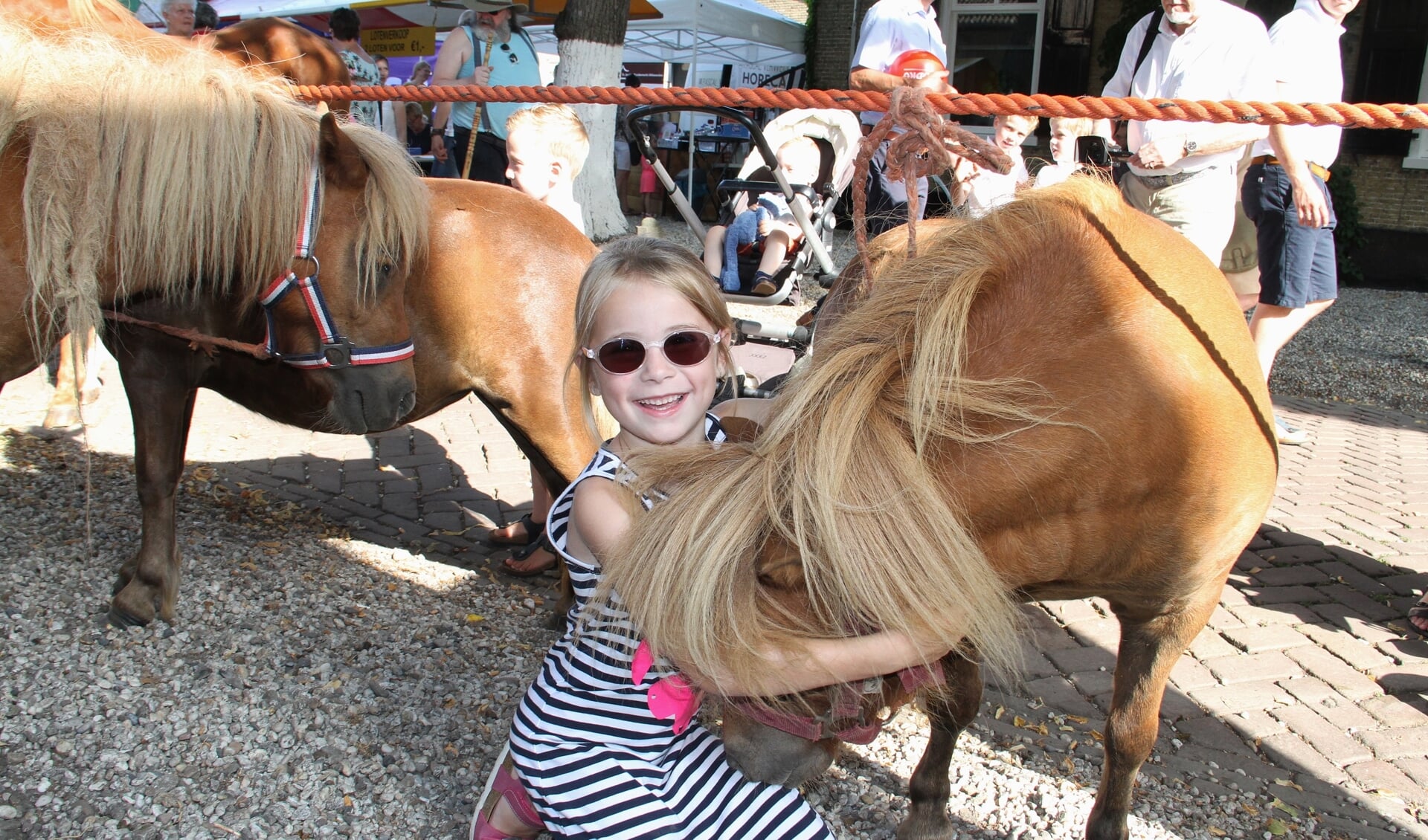 • Knuffelen met een pony, dat is waarvoor dit meisje naar de markt ging.