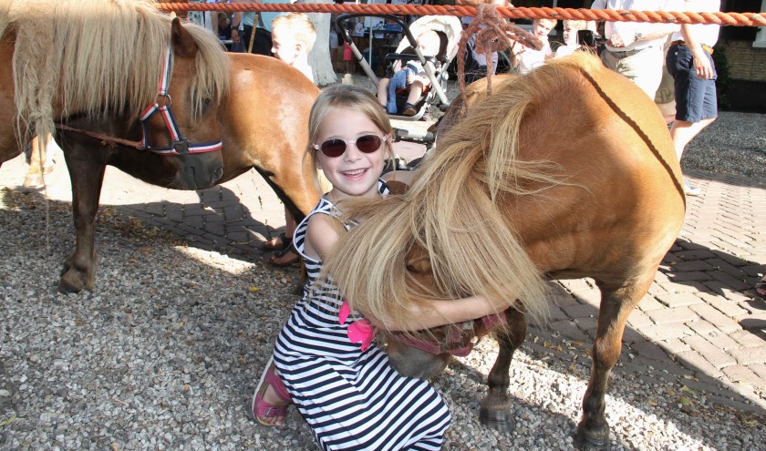 • Knuffelen met een pony, dat is waarvoor dit meisje naar de markt ging.