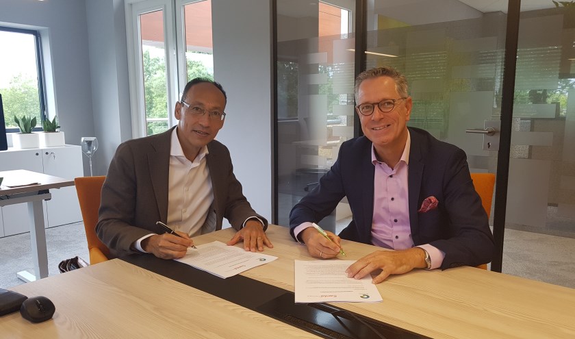 • Ron Axt (links) van Santé Partners en Marinus Kempe van woonstichting De Kernen zetten hun handtekening onder de samenwerkingsovereenkomst.
