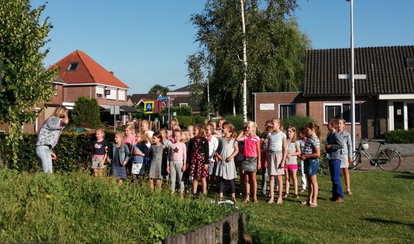 Kinderkoor Jonge Klanken zingt op straat