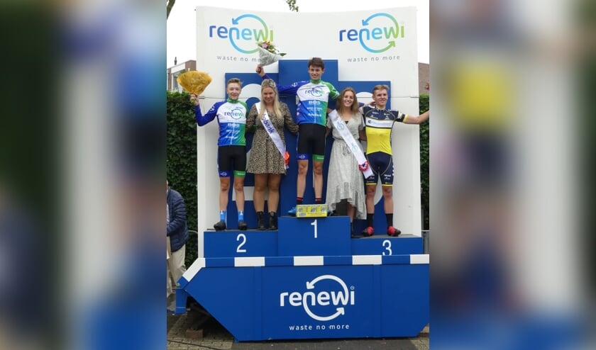 • Jens Bassa (r) op het podium in Poeldijk.