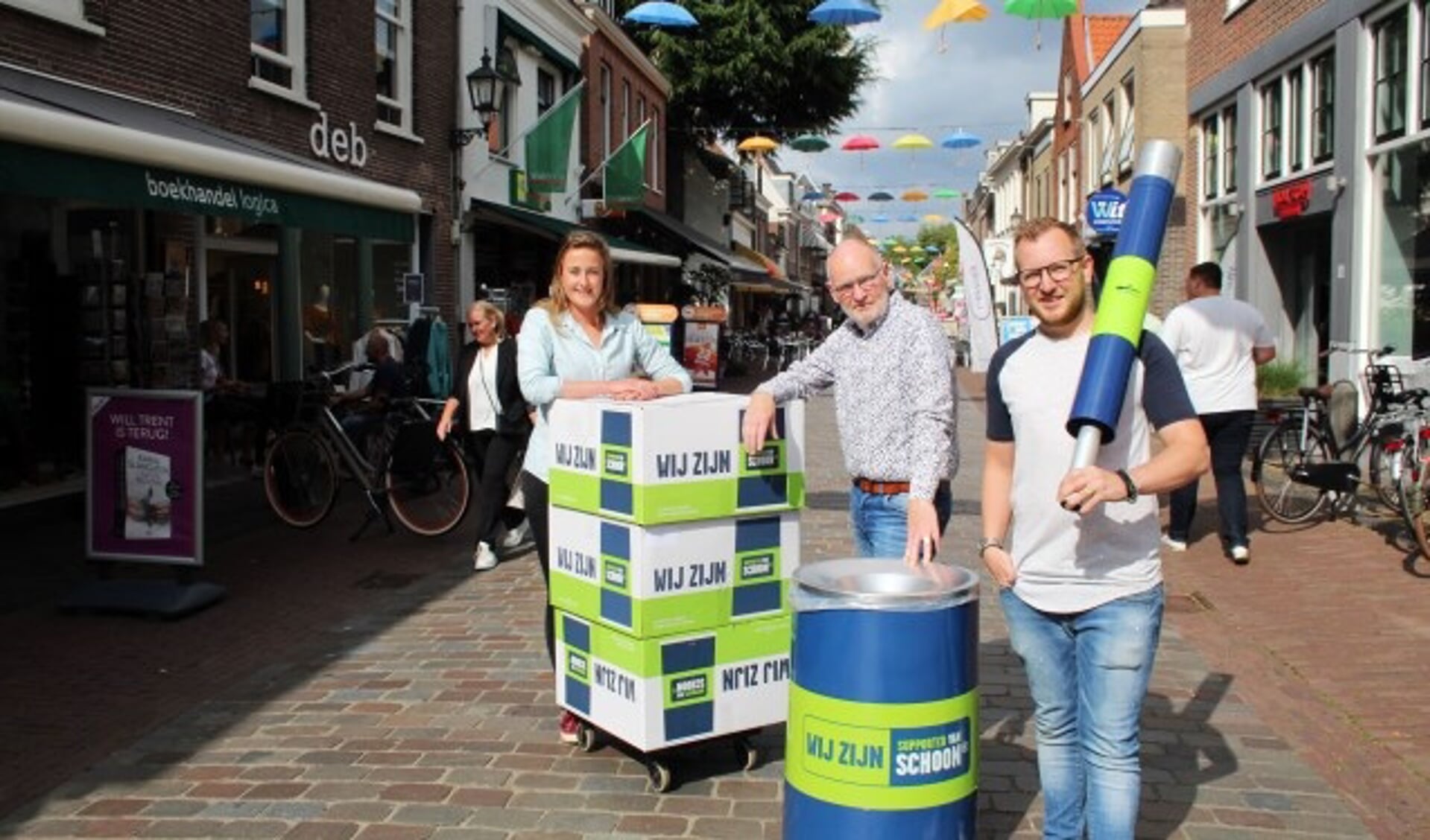 Stefanie Cozijn van RMN zorgt met Frits en Stephan Mulder voor extra afvalbakken en peukenpalen in de winkelstraten. (Foto: Lysette Verwegen)
