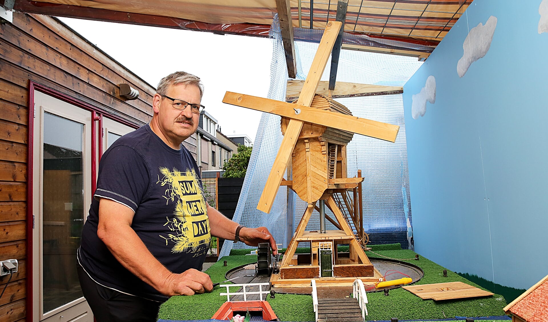 • Hans Burggraaf legt de laatste hand aan één van de molens.