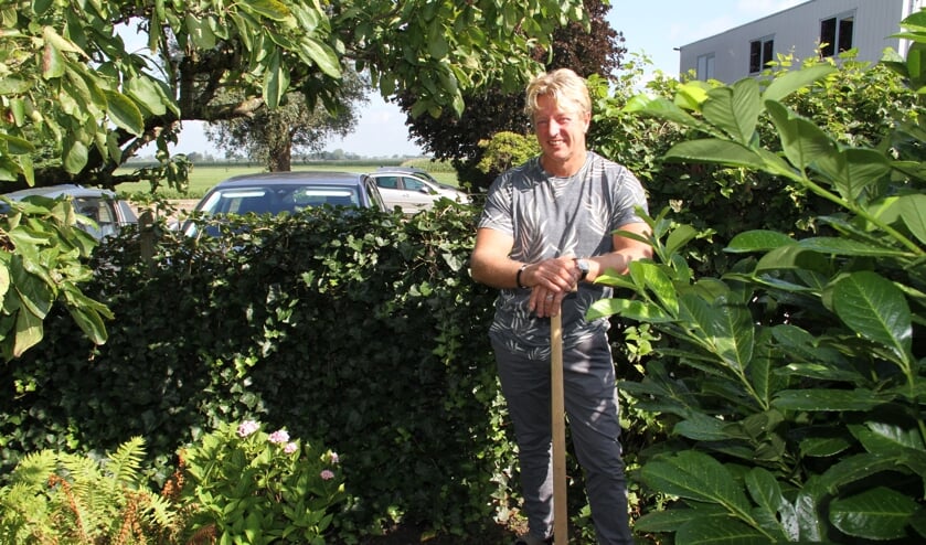 • André groef meters diep om de plant kwijt te raken.