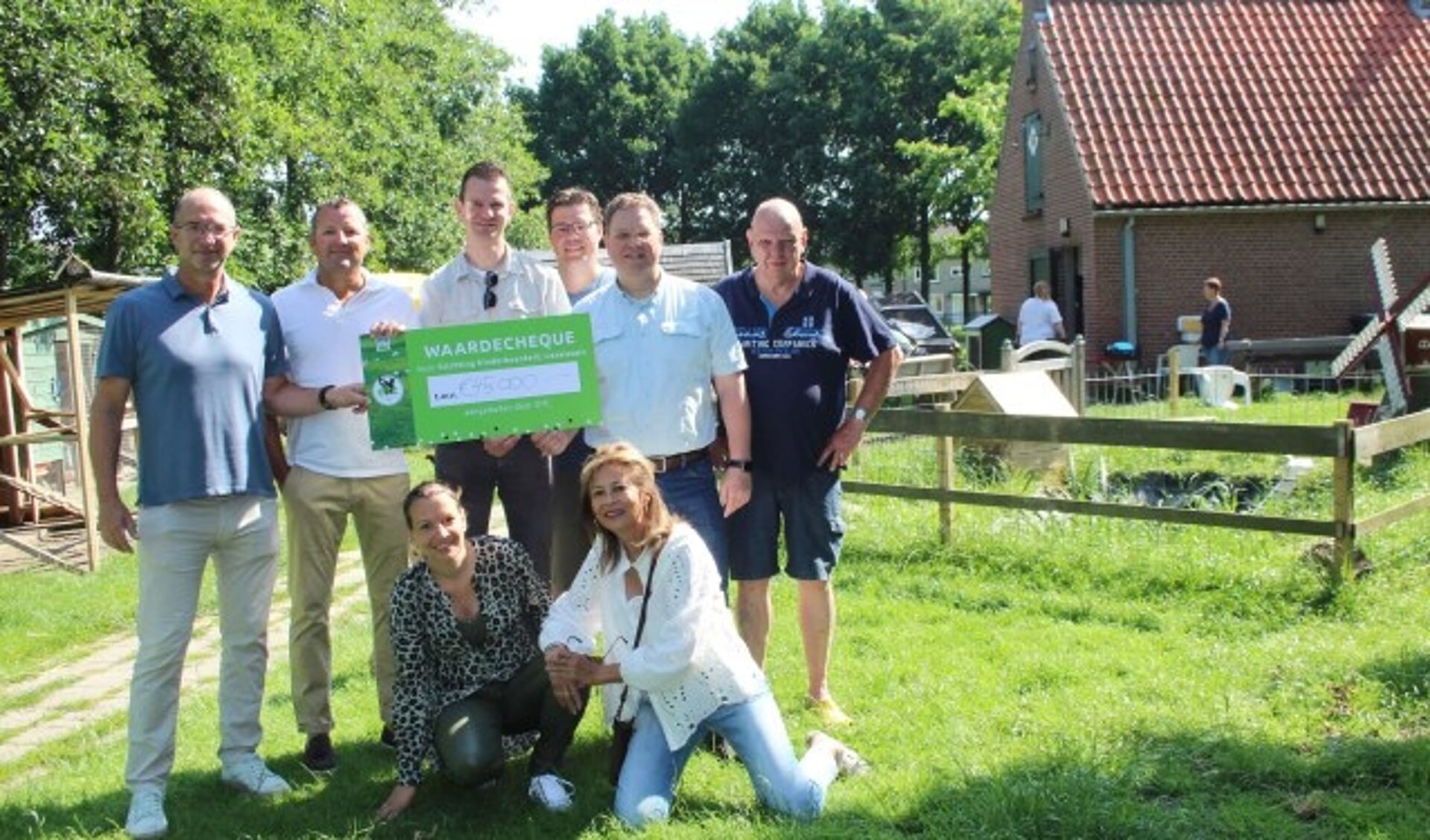 Beide gulle gevers (links) overhandigden graag een cheque aan de vrijwilligers en het bestuur van de kinderboerderij. (Foto: Lysette Verwegen)