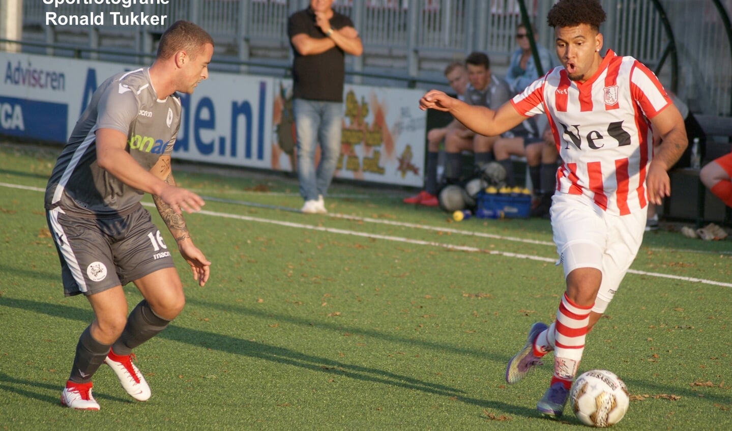 • In zijn eerste wedstrijd voor SVW scoorde Gino Dix vier keer.