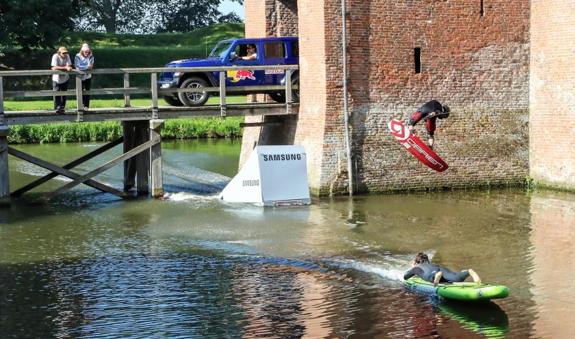 Wakeboarders in de gracht van Loevestein