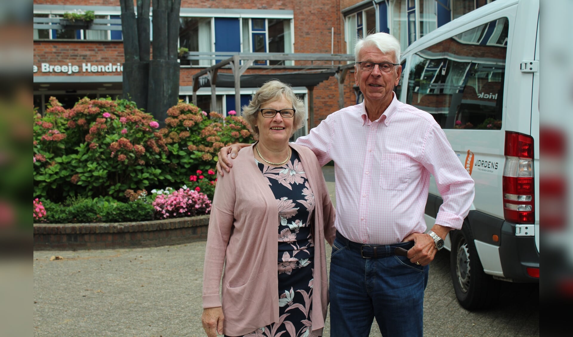 • Jannie Timmermans en Pim van den Berg bij de bus.