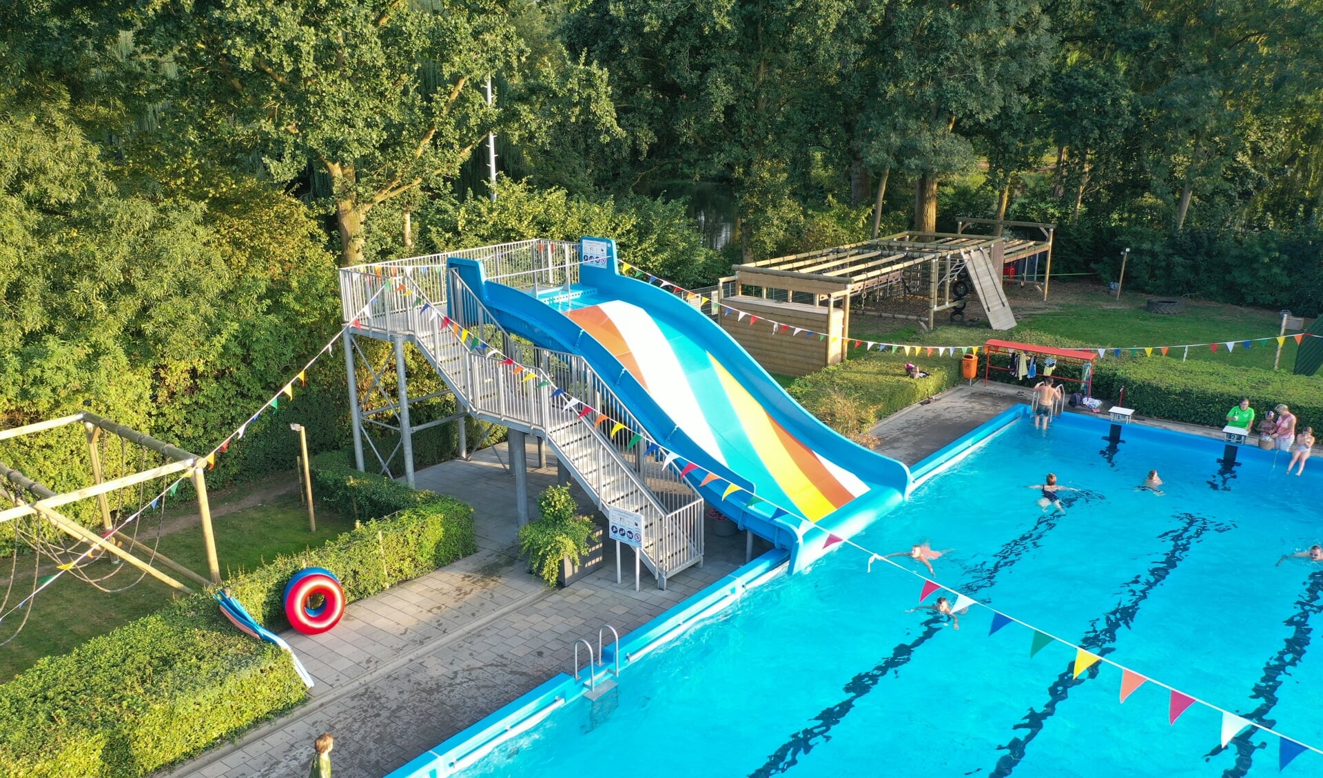 Zwembad Bijtelskil, hier vanuit de lucht gefotografeerd, gaat net als zwembad Werkina weer open.