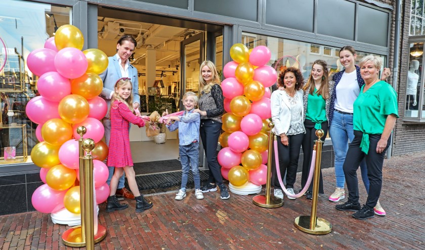 • De feestelijke opening van de nieuwe winkel aan de Boschstraat was afgelopen donderdag. Tussen de ballonnen staan eigenaresse Evelien en haar man Erwin, met hun kinderen Amber en Stijn. Rechts de vaste medewerksters.
