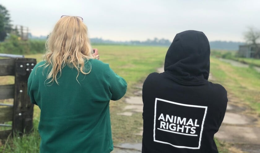 • Saskia van Rooy (links) met één van de actievoerders.