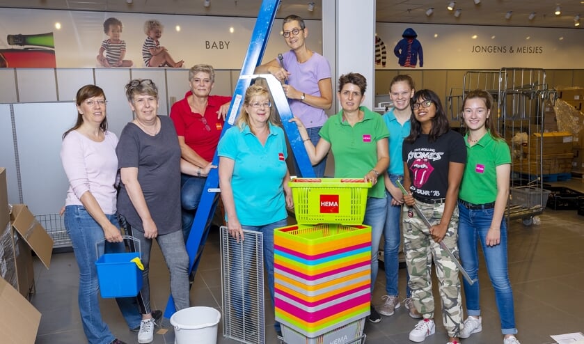 • Het team van de HEMA tijdens de verbouwing.