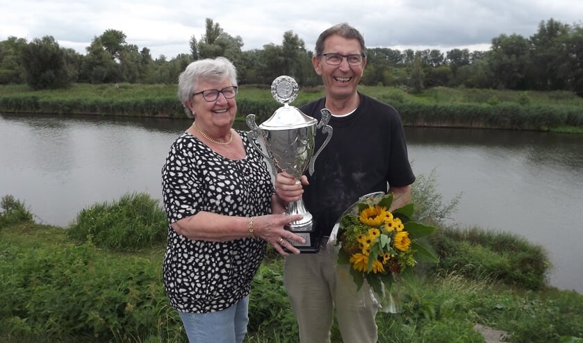 • Elly Belder overhandigt de trofee aan Nico Middag.