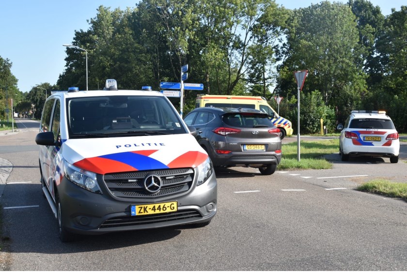 • Op het drukke kruispunt in Gameren botsten maandagochtend twee auto's op elkaar.