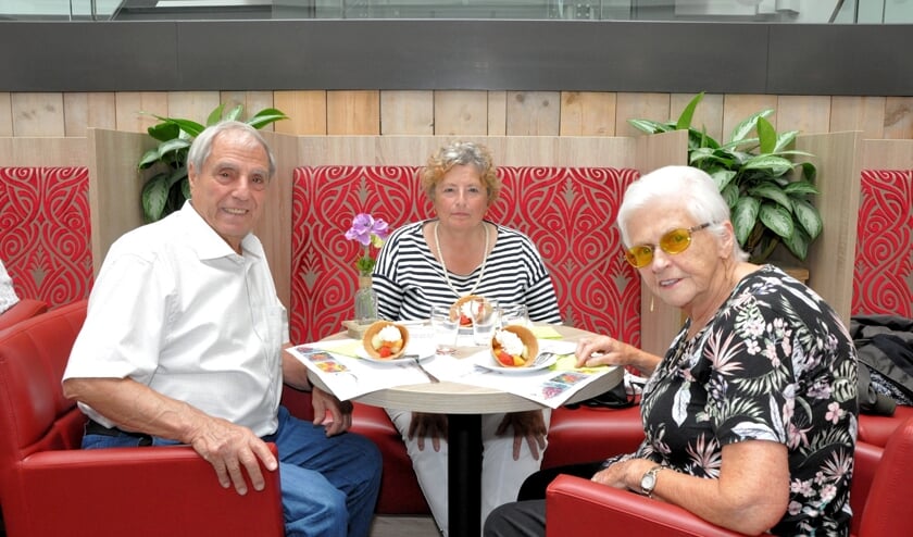 Cliënten van Waardeburgh genieten van zomergezelligheid met fruit