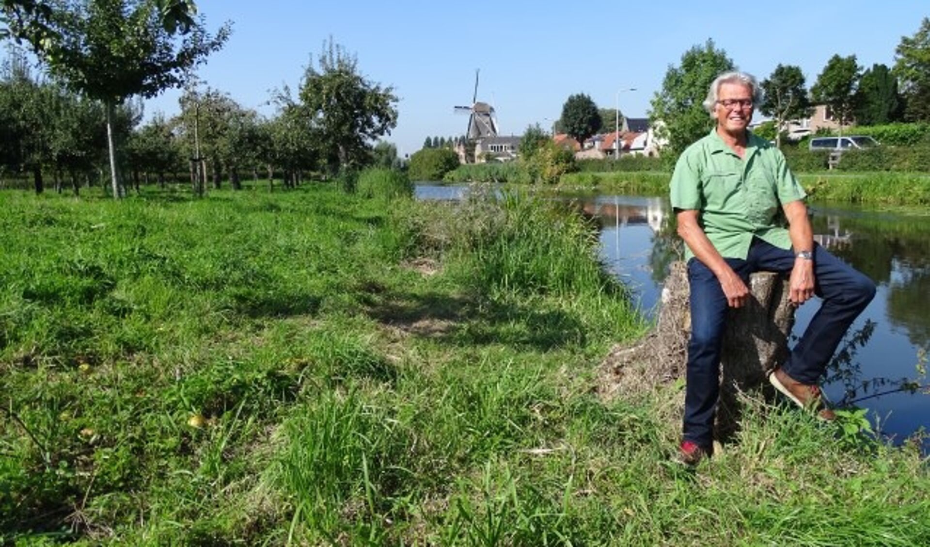 Peter Gruters in het Montfoortse Stadspark, waar hij graag zit en vanaf de waterkant uitkijkt over de molen, de kerk en het Huis van Montfoort. (Foto: Margreet Nagtegaal)