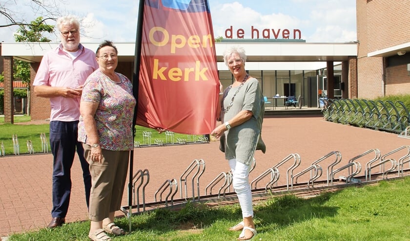 • Wout en Janny Wolters en Hennie van Tienhoven bij de Havenkerk.