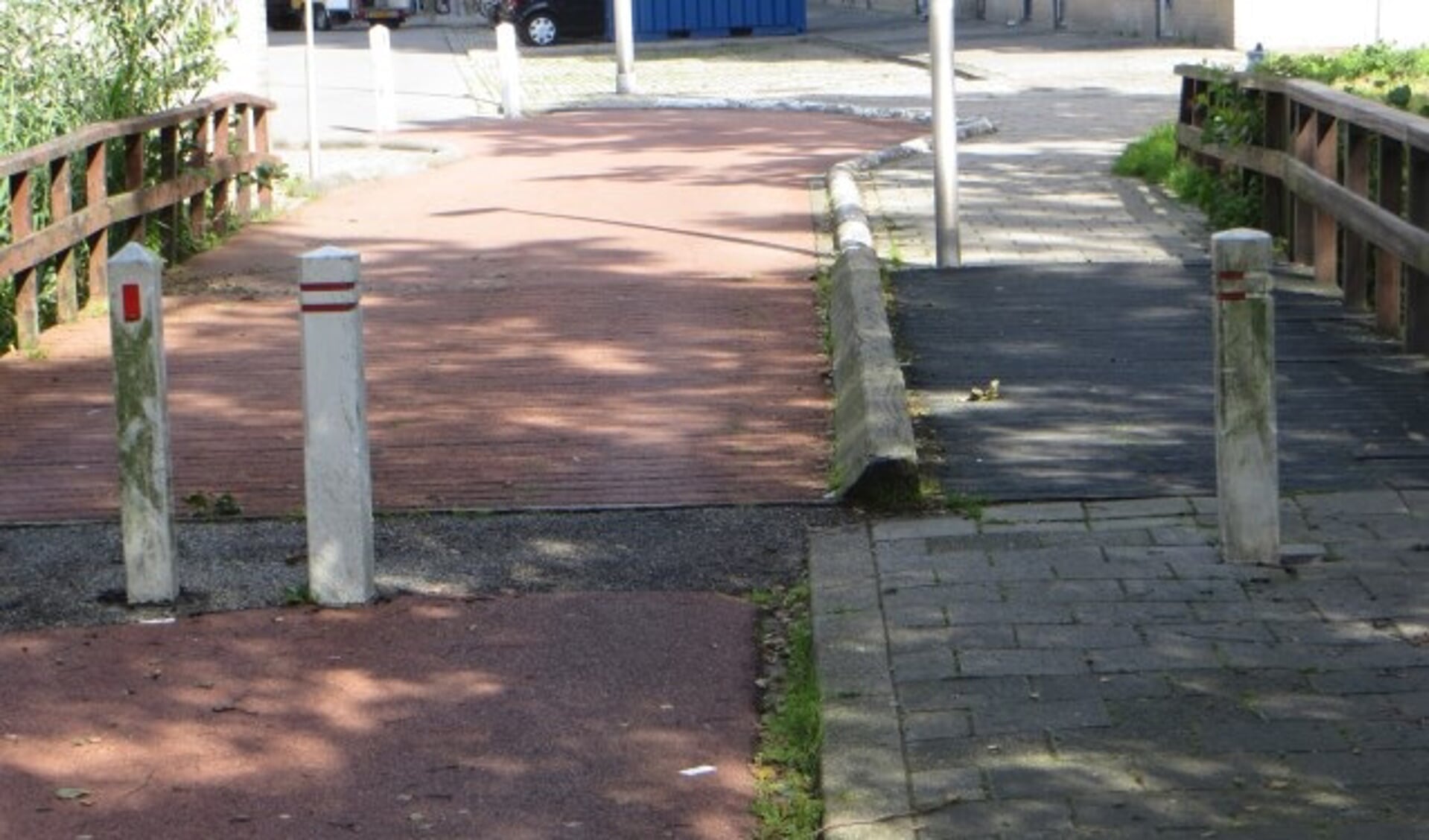 En bij de paaltjes die wel een functie hebben is bijna nooit goed aangegeven dat je als fietser op een obstakel afrijdt. 