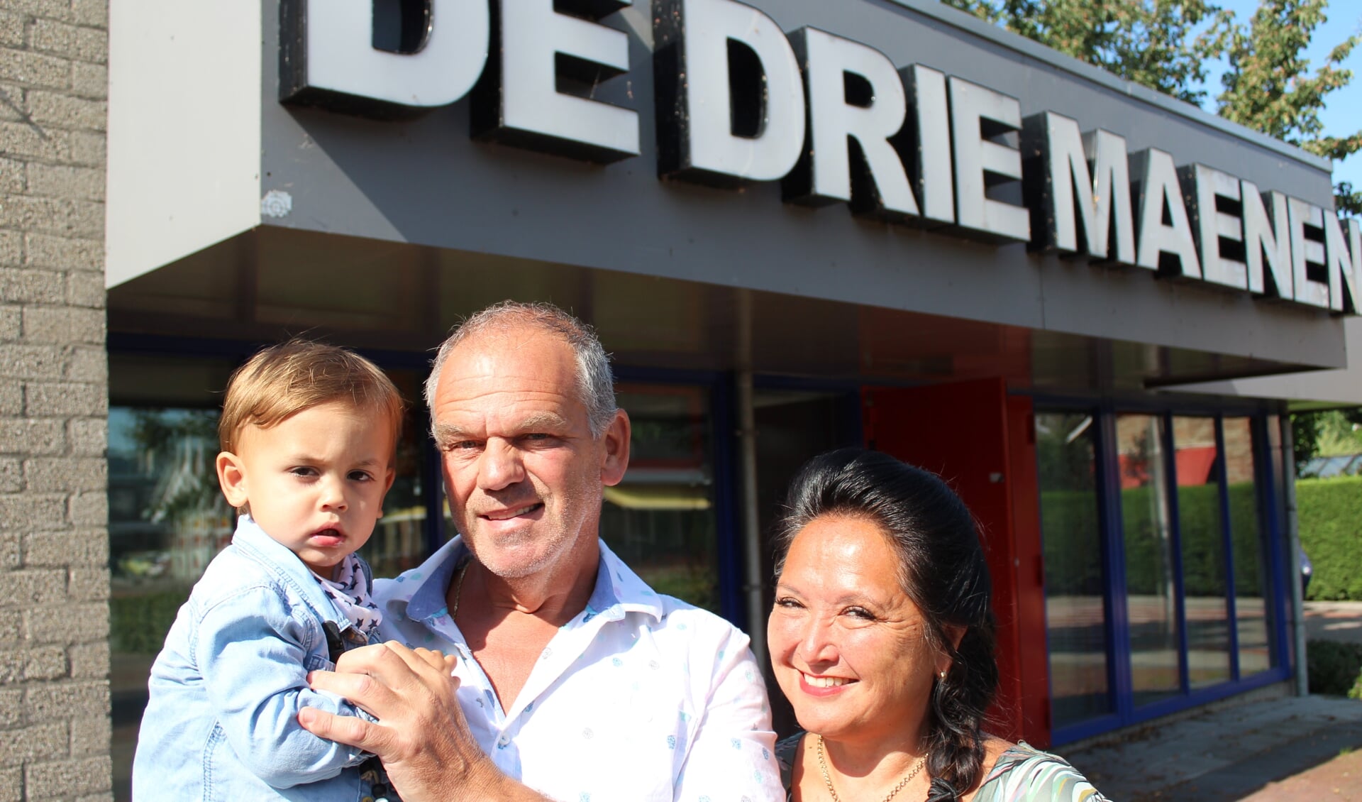 Sjaak en Roos Mudde met één van hun kleinkinderen voor De Drie Maenen.