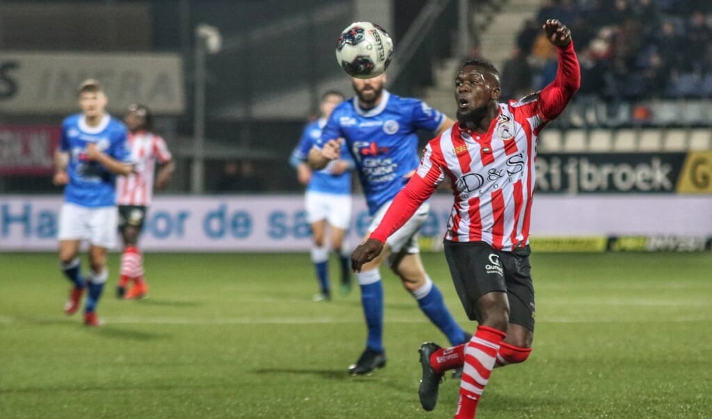 • Royston Drenthe afgelopen seizoen met Sparta in actie tegen FC Den Bosch.