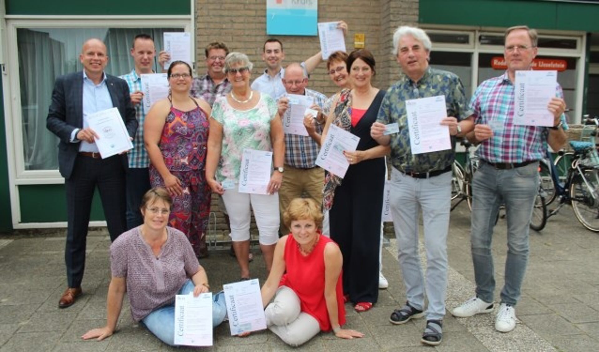 Dertien IJsselsteinse Rode Kruisleden zijn trots op hun behaalde certificaat, waarmee ze aan de strengste eisen voldoen. (Foto: Lysette Verwegen)