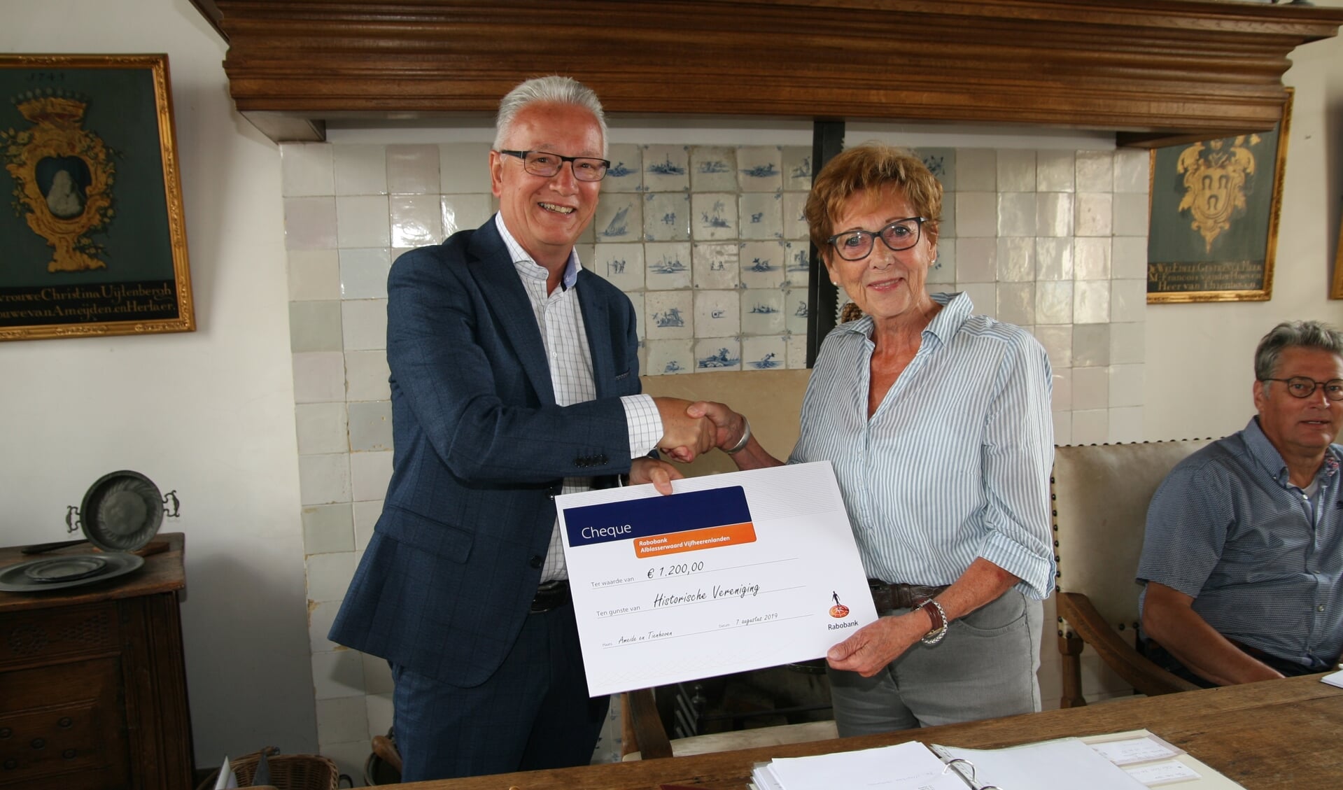 Historische Vereniging Ameide en Tienhoven ontvangt een cheque van 1.200 euro van het Coöperatiefonds van de Rabobank Alblasserwaard Vijfheerenlanden.