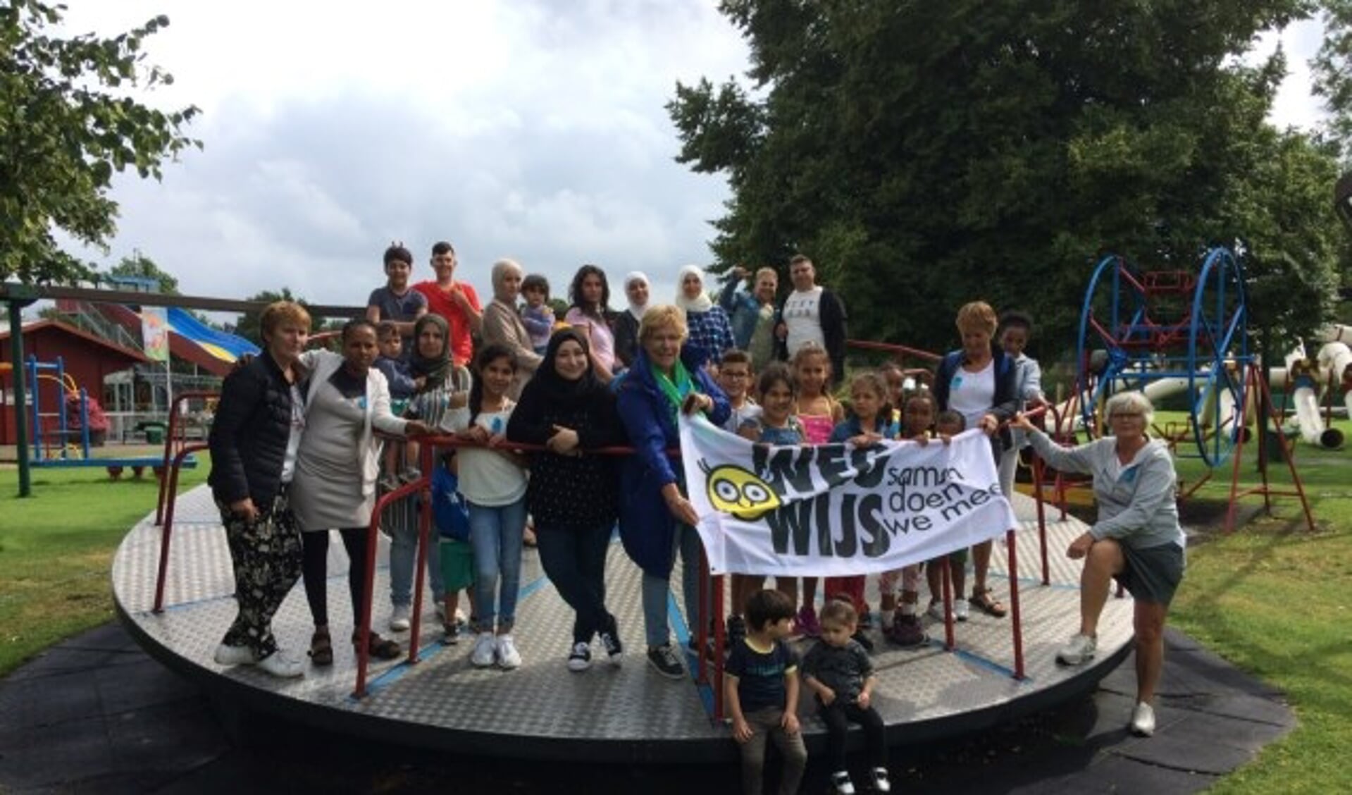 Een deel van de groep in de Linnaeushof. De anderen bleven na de regen liever nog even lekker buiten spelen. (Foto: WegWijs)