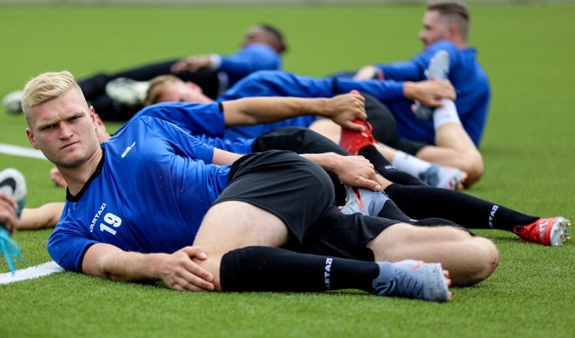 • Johnny Lommers bezig aan de warming-up tijdens de eerste training van het seizoen.