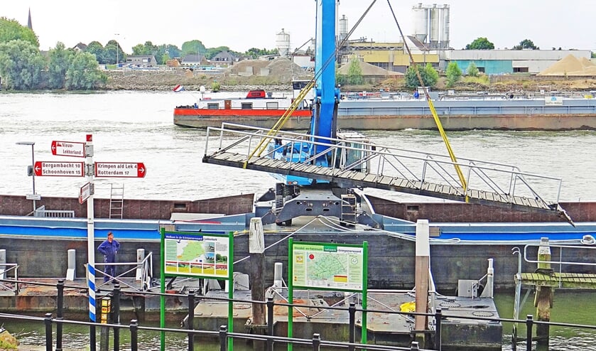 • De veerpont is zaterdag uit het water gehaald.