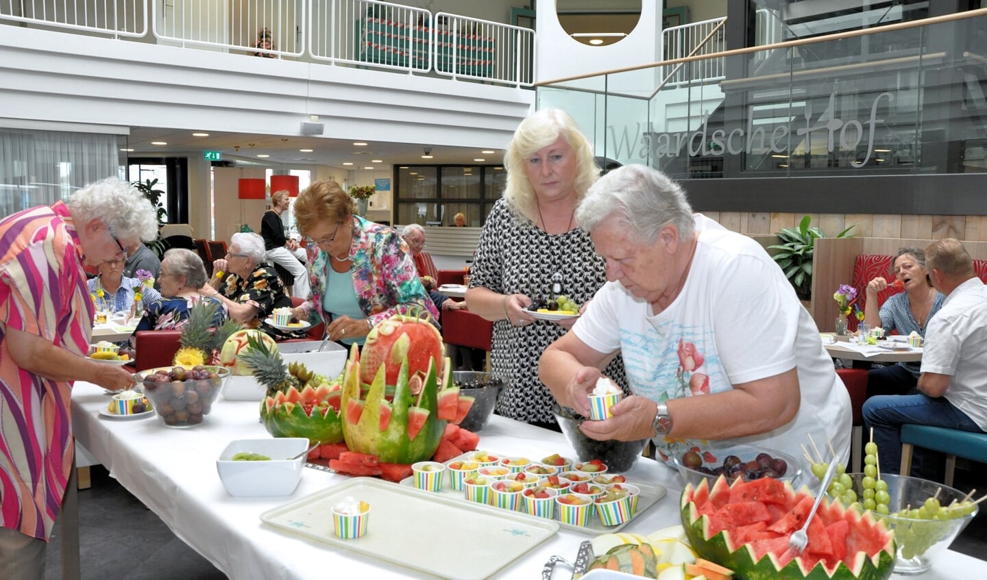 Cliënten van Waardeburgh genieten van zomergezelligheid met fruit