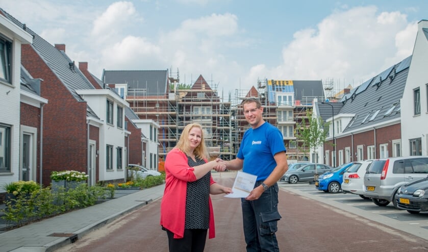 Cheque uitreiking aan bewoner