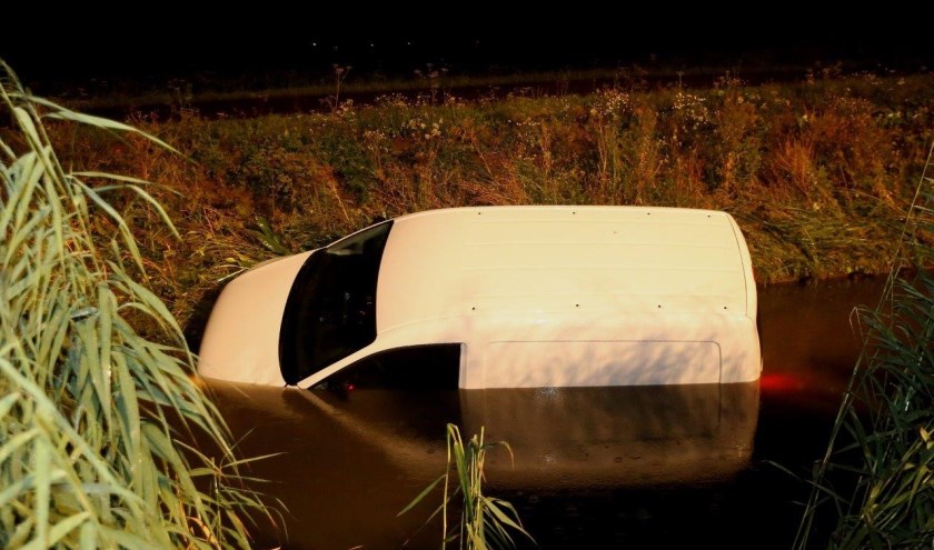 • De bestelbus is vanaf de Parallelweg langs de A2 in het water terechtgekomen.