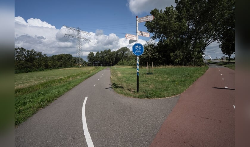 • Het fietsnetwerk wordt een groene ader door woonwijken, van de polder naar de rivier toe.
