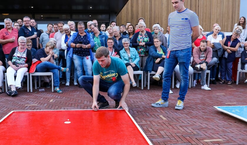 • Het kuiltjeknikkeren van afgelopen jaar.