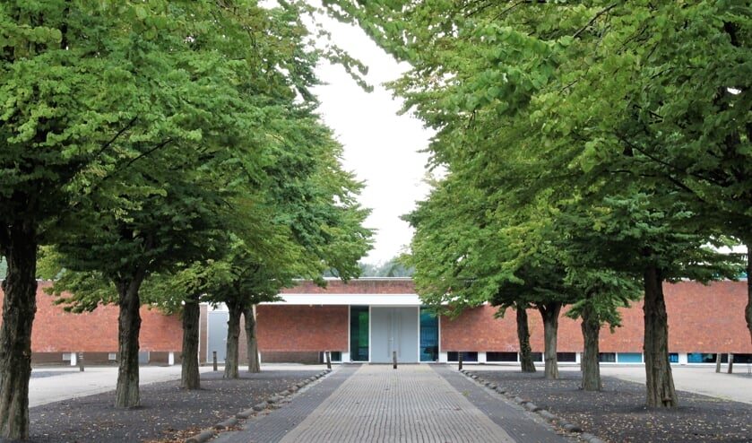 • Entree van begraafplaats Waalhoven in Krimpen aan den IJssel.