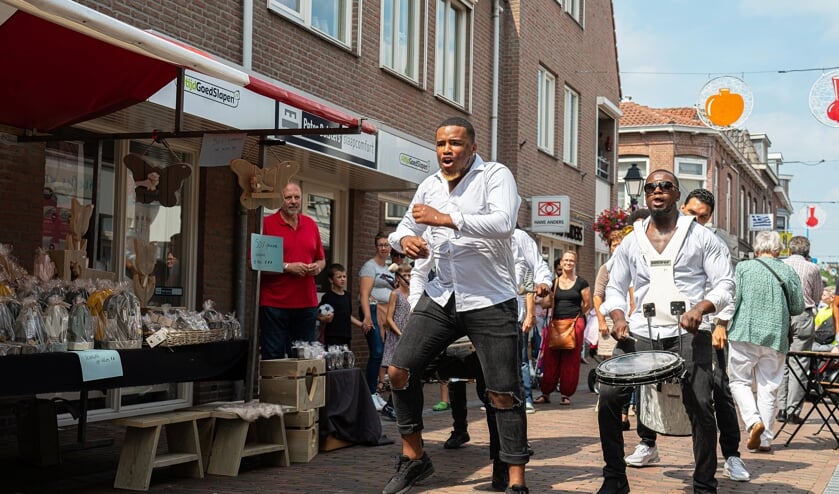 <p>• De binnenstad van Leerdam moet ook een bruisende stad. Zoals tijdens de Zomermarkt in 2019.</p>
