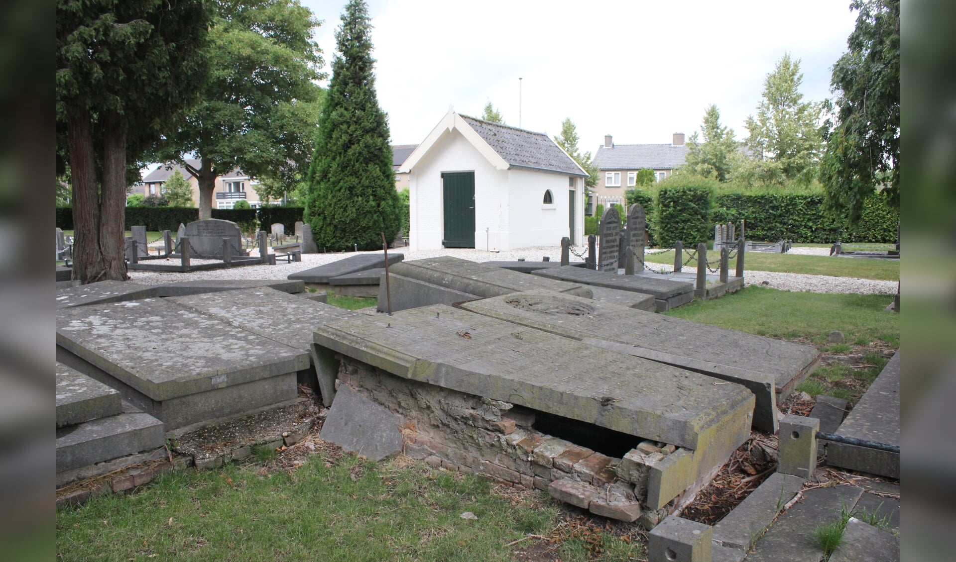 • Oude graven worden in ere hersteld.