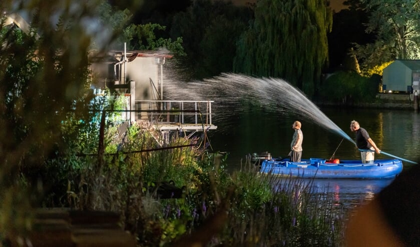 • Een binnenvaartschipper probeerde het vuur vanaf het water te blussen.
