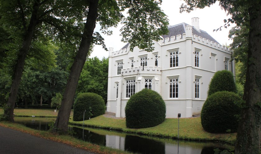 • Het boek gaat onder andere over Slot Rossum.